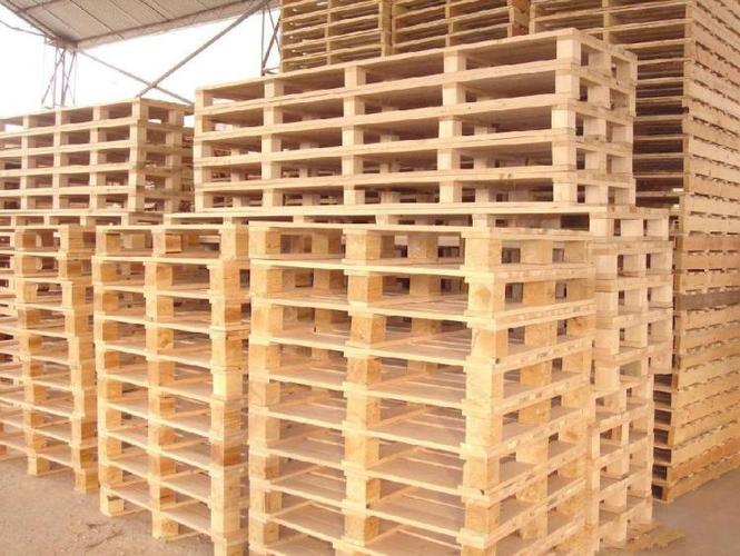 免烧砖托板根据制作材料的不同分为:实木免烧砖托板,竹免烧砖托板
